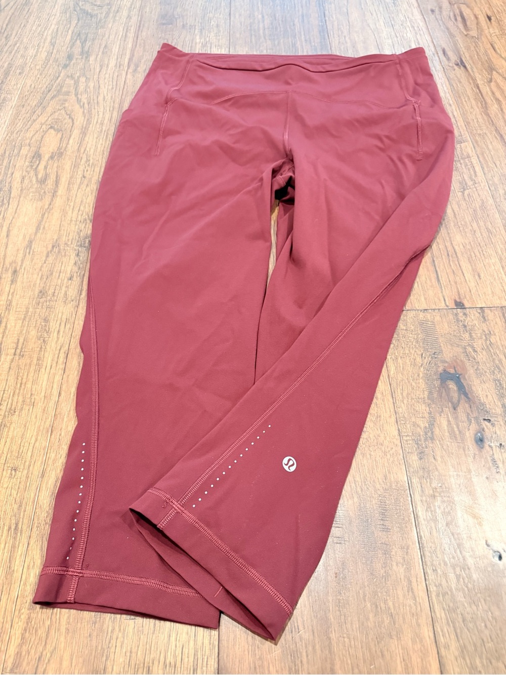 lululemon wonder train high rise crop -21” in burgandy with pockets